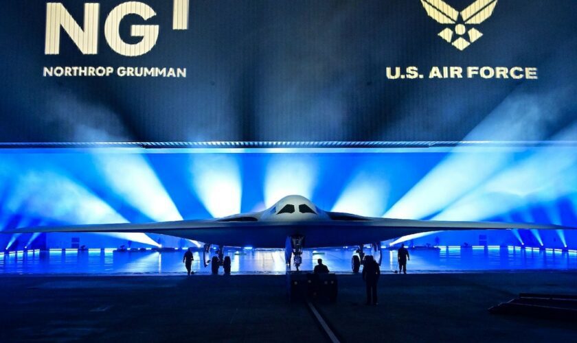 Le bombardier B-21 "Raider", dévoilé par l'industriel Northrop Grumman à Palmdale en Californie, le 2 décembre 2022