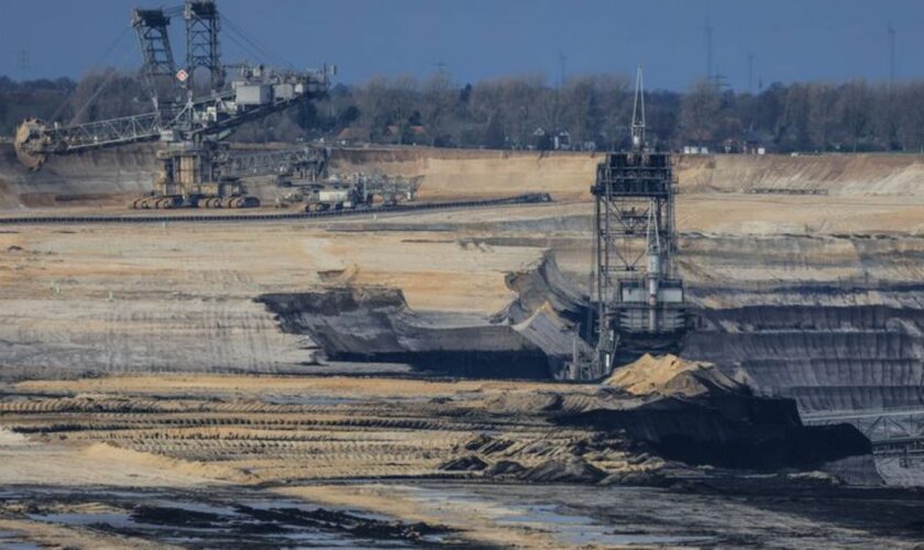 Tonnenweise belasteten Bodenaushub sollen Beschuldigte aus der Baustoffbranche im Tagebau abgeladen haben. (Archivfoto) Foto: Ol