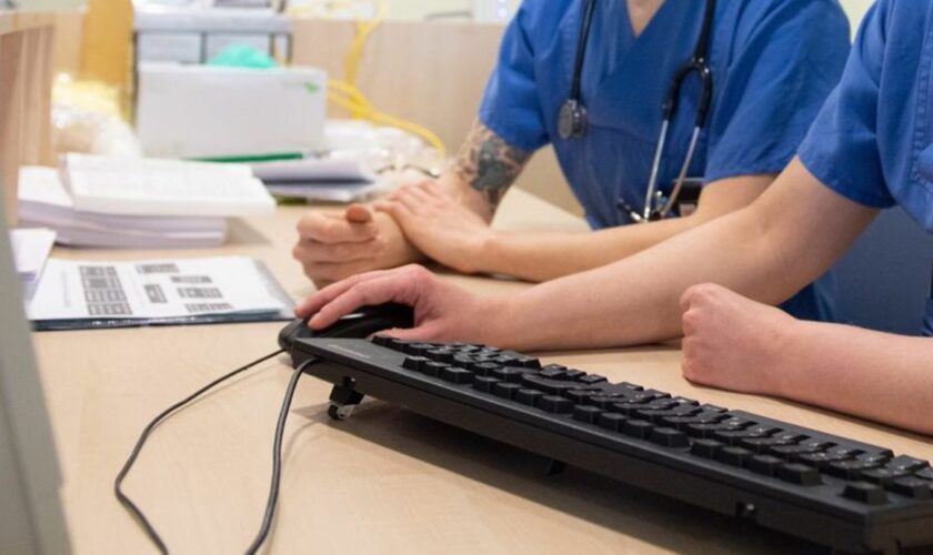 Die Krankenhausreform dürfe die Bürokratielast nicht erhöhen, fordert eine Initiative. (Symbolbild) Foto: Sebastian Kahnert/dpa-