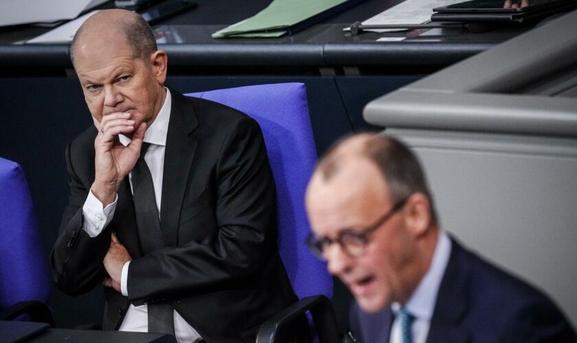 Bundesregierung: Friedrich Merz in Umfrage zu Kanzlerschaft beliebter als Olaf Scholz