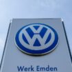 Le logo du constructeur automobile allemand Volkswagen, le 20 mai 2022 à Emden, dans le nord de l'Allemagne