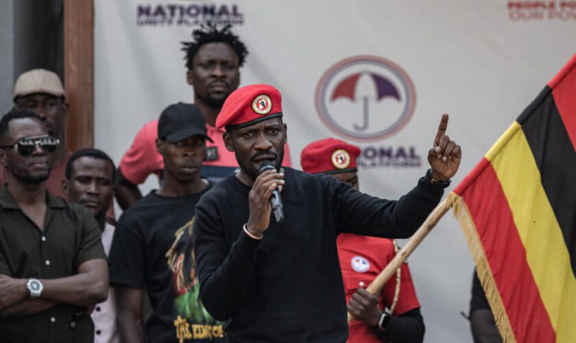 Ouganda : le chef de l'opposition Bobi Wine blessé à une jambe, la police ouvre une enquête