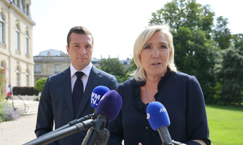 Marine Le Pen et Jordan Bardella, du Rassemblement national, font une déclaration à la presse après une rencontre avec le président Emmanuel Macron à l'Elysée, le 26 août 2024 à Paris