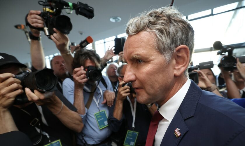 Le candidat du parti d'extrême droite AfD (Alternative pour l'Allemagne) pour les élections régionales en Thuringe, Björn Höcke, arrive au Parlement de Thuringe à Erfurt, dans l'est de l'Allemagne, le 1er septembre 2024, après la fermeture des bureaux de vote