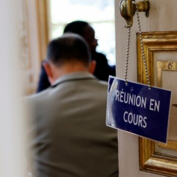 Cinquante jours après la démission du gouvernement Attal, Emmanuel Macron poursuit les consultations en quête d’un Premier ministre.