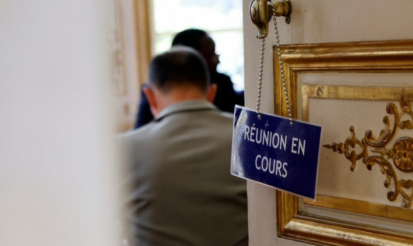 Cinquante jours après la démission du gouvernement Attal, Emmanuel Macron poursuit les consultations en quête d’un Premier ministre.