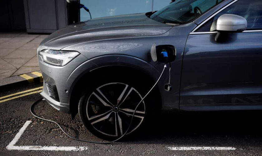 Volvo puts breaks on electric cars plan