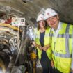 Graben für die Wärmewende – Tunnelbohrmaschine Hermine kommt gut duch die Elbe