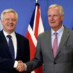 Les deux négociateurs en chef pour l'UE et le Royaume-Uni, Michel Barnier (D) et David Davis (G), se serrent la main avant des négociations sur le Brexit à Bruxelles, le 17 juillet 2017