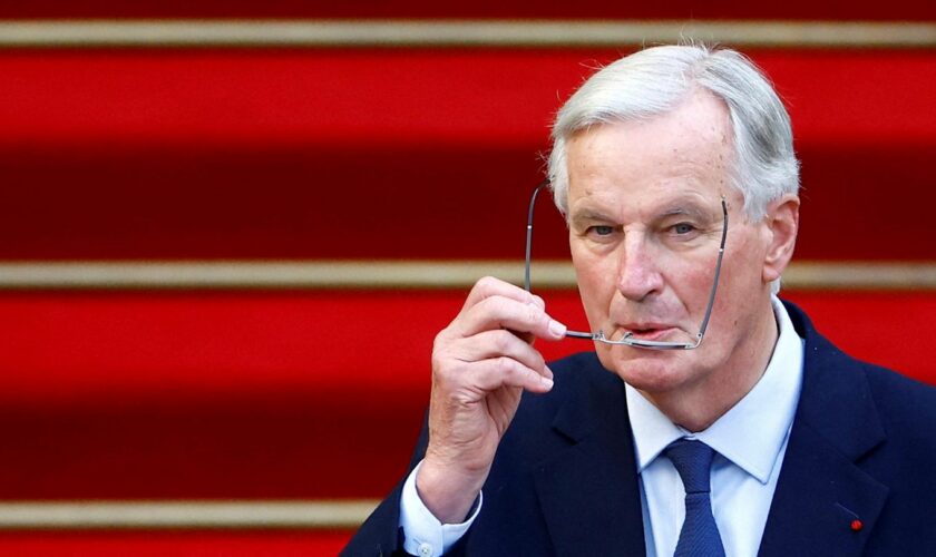 Frankreich: Michel Barnier setzt sich eine Brille auf