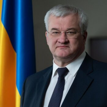 Le nouveau ministre ukrainien des Affaires étrangères Andriï Sybiga posant à côté d'un drapeau ukrainien (photographie non datée, diffusée par le service de presse du ministère le 5 septembre 2024)