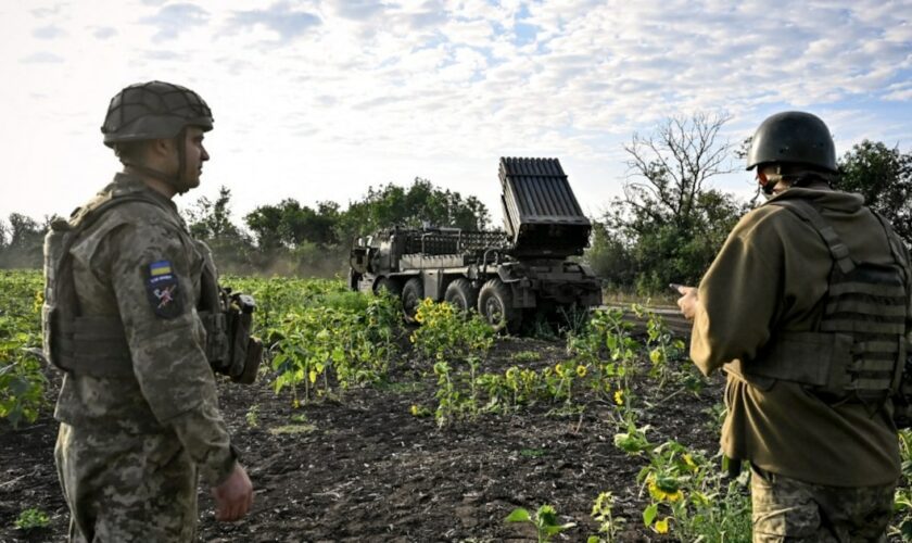 Des artilleurs de la 110e brigade mécanisée servant dans la direction de Pokrovsk, à côté d'un lance-roquettes multiple RM-70, dans la région de Donetsk, en Ukraine, le 7 août 2024