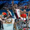 L'Américain Brian Bell (c) passe le ballon sous le regard de L'Espagnol Manuel Lorenzo (g) pendant le tour préliminaire du groupe B du match de basket-ball en fauteuil roulant entre les États-Unis et l'Espagne pendant les Jeux paralympiques de Paris 2024 à Paris, le 29 août 2024