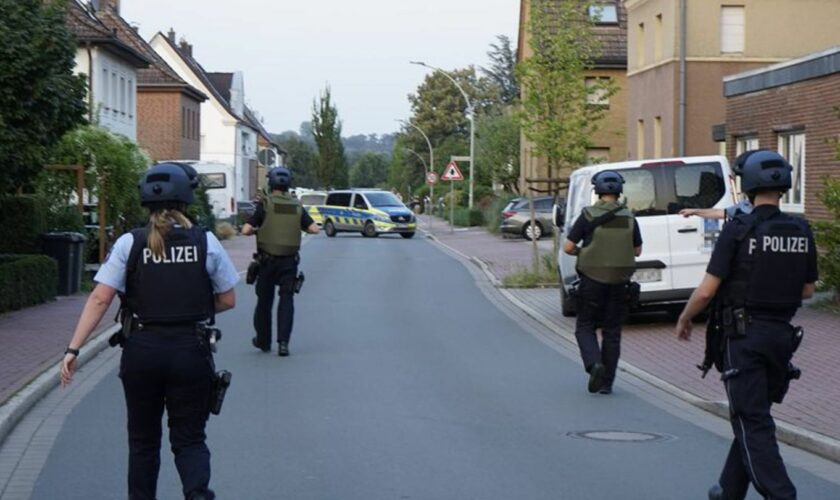 Polizisten gehen durch die Kleinstadt Selm, nachdem dort Schüsse gefallen sind und eine Frau verletzt worden ist. Foto: 7aktuell