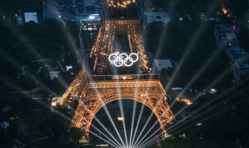 JO Paris 2024 : Hidalgo annonce que les anneaux olympiques resteront sur la tour Eiffel au moins « jusqu’en 2028 »