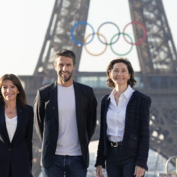 La maire de Paris Anne Hidalgo, le président du Cojo Tony Estanguet et la ministre des Sports et des Jeux olympiques Amélie Oudéa-Castéra, devant la tour Eiffel.