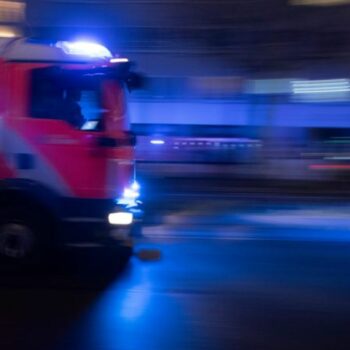 Die Feuerwehr löscht einen Brand im Wedding. (Symbolbild) Foto: Paul Zinken/dpa