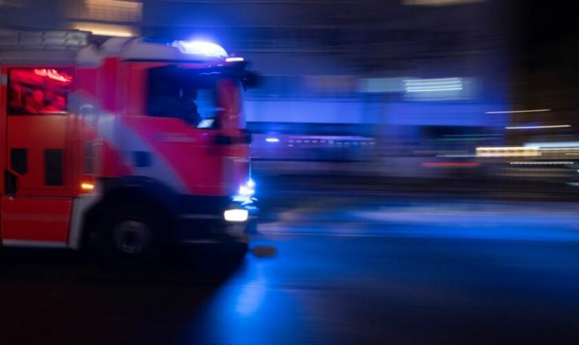 Die Feuerwehr löscht einen Brand im Wedding. (Symbolbild) Foto: Paul Zinken/dpa