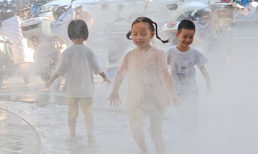 Les enfants jouent sur une place commerciale à Shanghai, en Chine, le 1er septembre 2024.