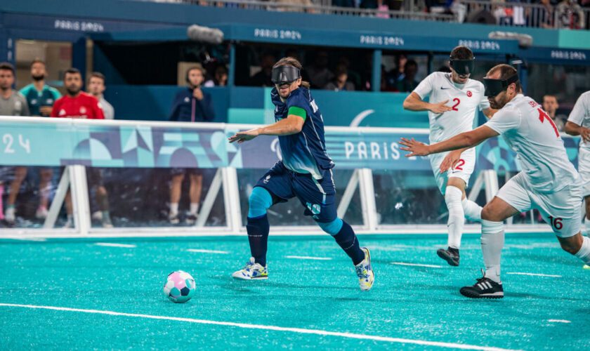 Jeux paralympiques : Frédéric Villeroux, le "Messi du cécifoot" qui guide l’équipe de France