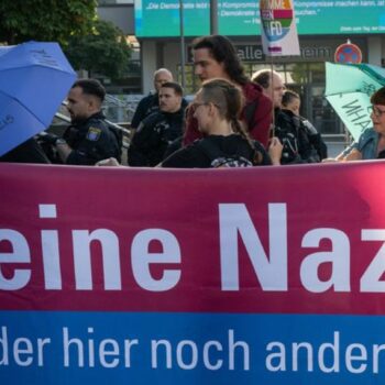 Mit hunderten Teilnehmern zogen am Samstag Protestzüge gegen die AfD durch Hofheim am Taunus. Foto: Boris Roessler/dpa