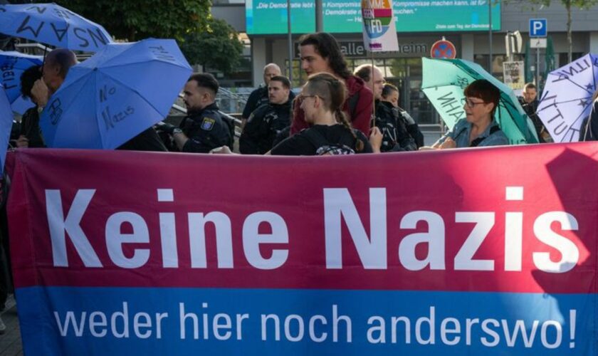 Mit hunderten Teilnehmern zogen am Samstag Protestzüge gegen die AfD durch Hofheim am Taunus. Foto: Boris Roessler/dpa