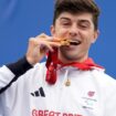 - Men's C1-3 Road Race - Medal Ceremony - Clichy-sous-Bois, France - September 7, 2024 Gold medallist Finlay Graham of Britain celebrates on the podium REUTERS/Maja Smiejkowska