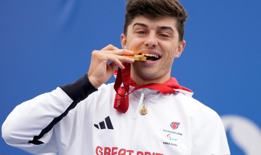 - Men's C1-3 Road Race - Medal Ceremony - Clichy-sous-Bois, France - September 7, 2024 Gold medallist Finlay Graham of Britain celebrates on the podium REUTERS/Maja Smiejkowska