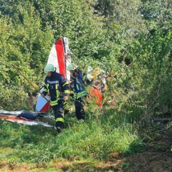 In diesem Wrack eines Kleinflugzeugs ist am Morgen in Gütersloh der 67 Jahre alte Pilot ums Leben gekommen. Foto: Andreas Eickho