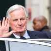 Barnier au chevet des soignants à l’hôpital pour son premier déplacement de Premier ministre