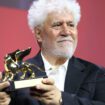 À la Mostra de Venise, le Lion d’or décerné à l’Espagnol Pedro Almodovar, pour « La chambre d’à côté »