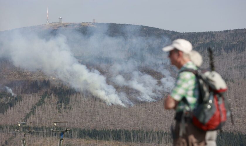 Wakdbrand im Harz: Einsatzkräfte nehmen Löscharbeiten am Brocken wieder auf