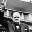 Winston Churchill fait le signe de la Victoire