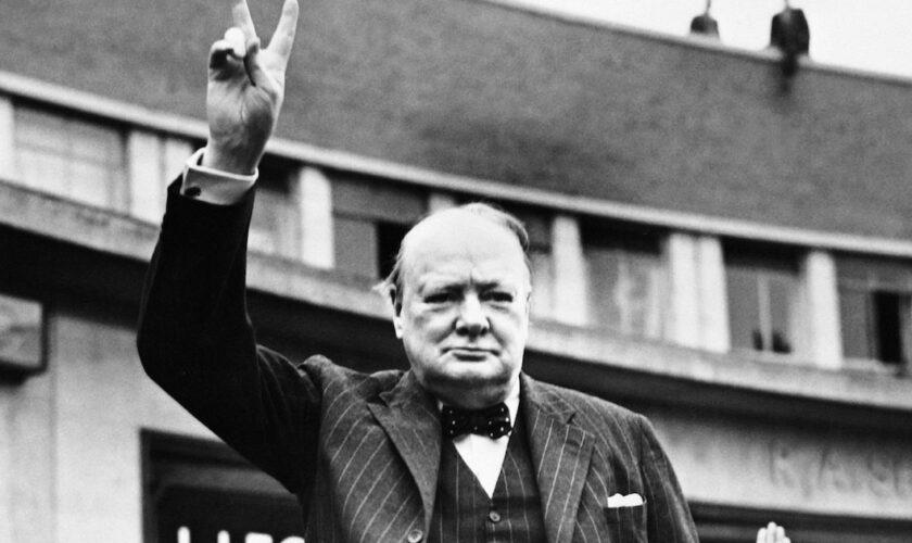 Winston Churchill fait le signe de la Victoire