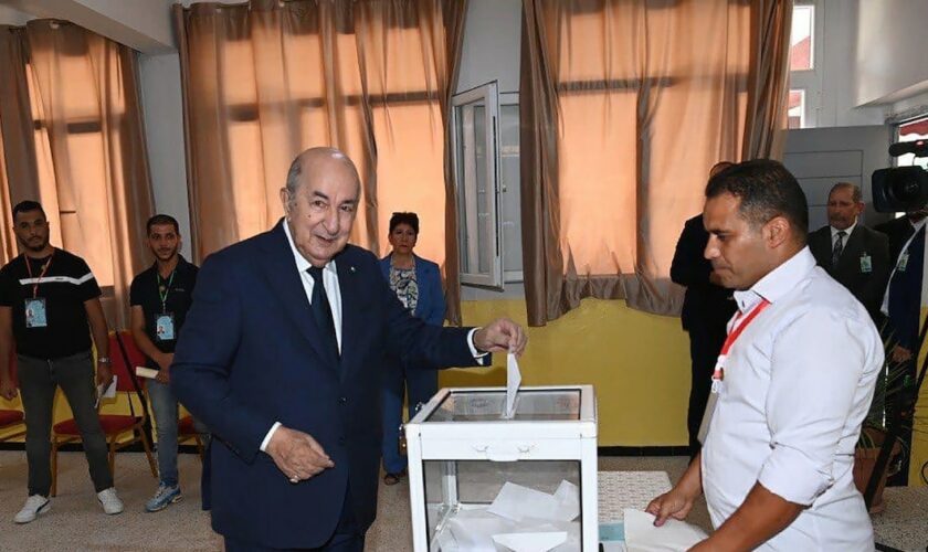 Le président algérien sortant Abdelmadjid Tebboune en train de voter lors de l'élection présidentielle à laquelle il est candidat, le 7 septembre 2024