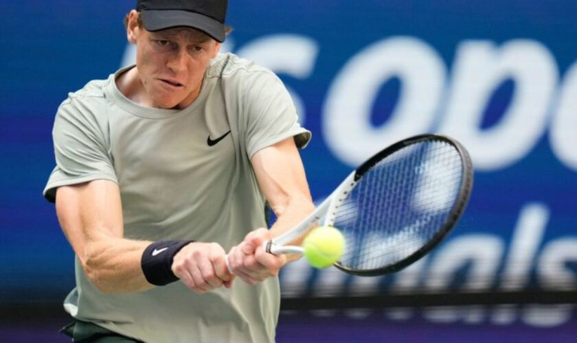 Jannik Sinner feiert seinen zweiten Grand-Slam-Triumph. Foto: Kirsty Wigglesworth/AP/dpa