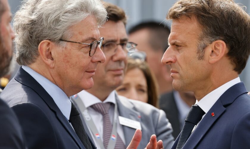 Le président de la République Emmanuel Macron parle avec le commissaire européen Thierry Breton lors d'une visite à l'aéroport du Bourget, le 19 juin 2023.