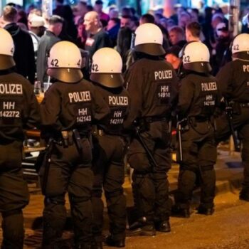 Einsätze bei Fußballspielen: Hamburgs Regierungsfraktionen für Polizeikosten-Fonds