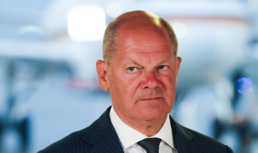 Le chancelier allemand Olaf Scholz le 1er août 2024 à l'aéroport international de Cologne