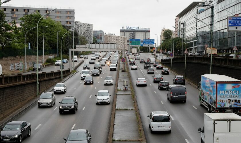 L'Etat "ne validera pas" fin 2024 la limitation à 50 km/h sur le périphérique parisien voulue par la mairie de Paris après les Jeux olympiques, annonce le ministre des Transports, Clément Beaune