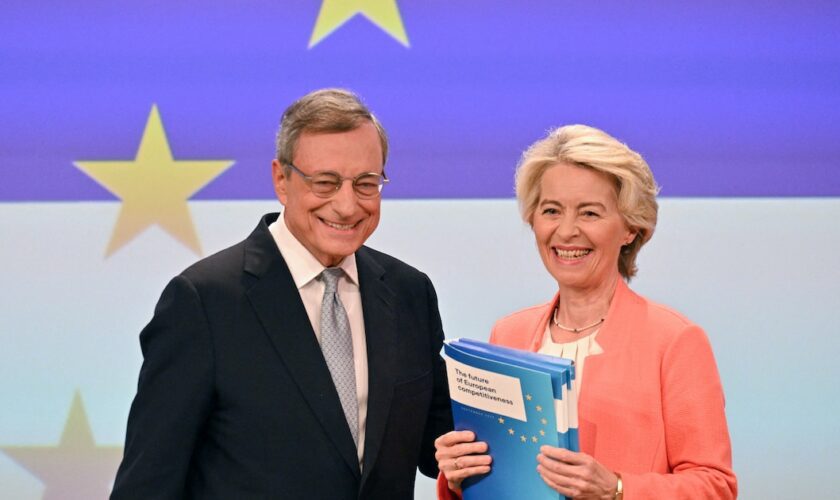 L'ancien Premier ministre et économiste italien Mario Draghi (à gauche) et la présidente de la Commission européenne Ursula von der Leyen posent ensemble lors d'une conférence de presse sur l'avenir de la compétitivité européenne, au siège de l'UE à Bruxelles le 9 septembre 2024.