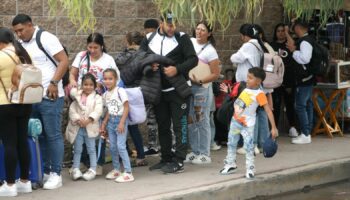 MIGRANTS QUEUE TO CROSS BORDER FOR CBP APPOINTMENTS IN MATAMOROS-Enhanced