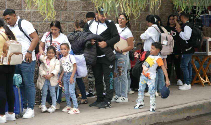 MIGRANTS QUEUE TO CROSS BORDER FOR CBP APPOINTMENTS IN MATAMOROS-Enhanced