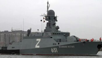 La corvette Velikiy Ustyug de la flottille caspienne de la marine russe navigue en mer Caspienne lors des exercices navals "Ocean-2024" le 10 septembre 2024, d'après des images diffusées par le ministère russe de la Défense.