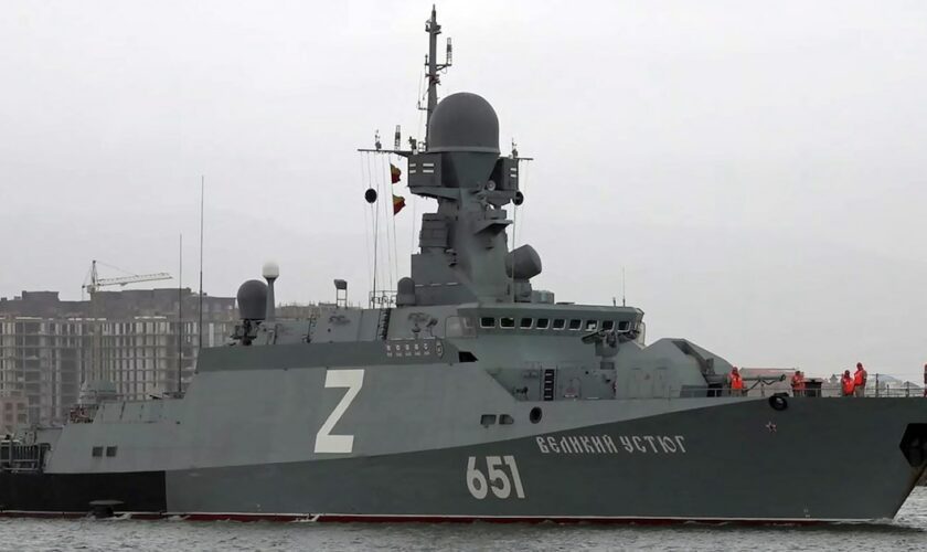 La corvette Velikiy Ustyug de la flottille caspienne de la marine russe navigue en mer Caspienne lors des exercices navals "Ocean-2024" le 10 septembre 2024, d'après des images diffusées par le ministère russe de la Défense.