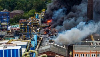 Schwarzer Rauch über einem Werk des Grillo-Konzerns. Die Bevölkerung wurde gewarnt. Foto: Christoph Reichwein/dpa