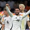 Spiel gedreht – Deutschland führt zur Pause in Holland