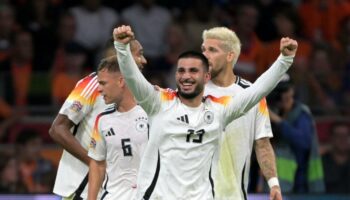 Spiel gedreht – Deutschland führt zur Pause in Holland