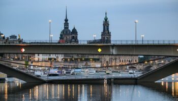 Dresden: Teile der Carolabrücke über Elbe eingestürzt