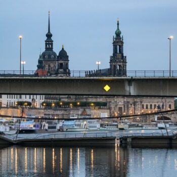 Dresden: Teile der Carolabrücke über Elbe eingestürzt